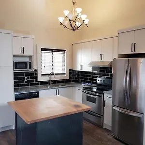  Homestay Calgary-banff House Close Lrt&dt&free Parking Canada